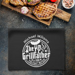 Black White Pappa Personlig BBQ Grillfather Kökshandduk<br><div class="desc">Uppgradera pappa:s grusande grundämnen med Personligen Svarta och vita Pappa BBQ Far Kitchen Towel. Det här är inte bara vilken kökshandduk som helst. Det är ett unikt tillbehör till personligen som firar pappa's kärlek för BBQ och hans mastery vid grillen. Anpassa det med namn för en liten aning som är...</div>