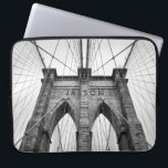 Black & White Photo Brooklyn Bridge Laptop Sleeve<br><div class="desc">Svart och vitt foto av berömd Brooklyn bridge,  närmare arkitektoniska detaljer. Anpassningsbar monogram.</div>