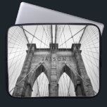 Black & White Photo Brooklyn Bridge Laptop Sleeve<br><div class="desc">Svart och vitt foto av berömd Brooklyn bridge,  närmare arkitektoniska detaljer. Anpassningsbar monogram.</div>