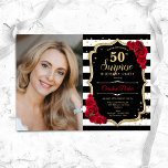 Black White Red Photo Surprise 50:e födelsedagen Inbjudningar<br><div class="desc">Elegant blommigt feminin överraskar 50-årsinbjudan med ditt foto. Glam svartvit design med faux glitter guld. Innehåller svart och vitt rand, röd ros, skript och konetti. Perfekt för en snyggt vuxen överraskning vid firande party. Anpassa med dina egna detaljer. Kan anpassas för vilken ålder som helst! Skrivna Zazzle-inbjudningar eller digital utskrivbar...</div>