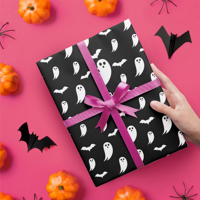 Black & White Roligt Halloween Ghost & Fladdermöss Presentpapper (Black & White Fun Halloween Ghost & Bats Pattern Wrapping Paper)
