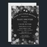 Black White Snowflake Winter Baby Shower Inbjudningar<br><div class="desc">Perfektens val för en könsneutral babydusch. Elegantens svarta och vita kritdesign har en snöflinga gräns. Hela texten är vit.</div>
