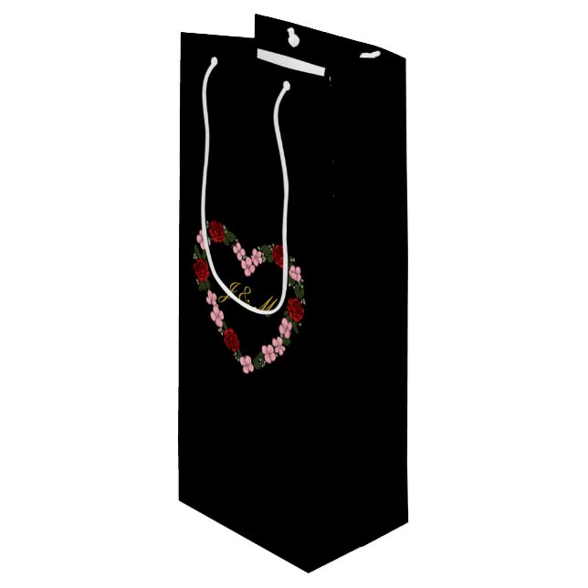 Black wine gift bag with a pink and red heart (Framsidan Vinklad)