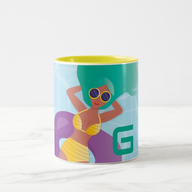 Black Woman in Lounging in Bassäng, Din initiala Två-Tonad Mugg (Center)