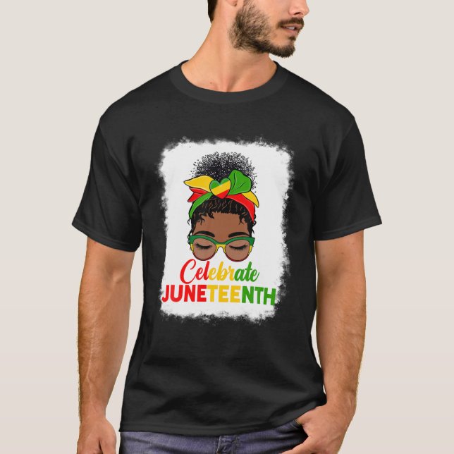 Black Women Messy Bun Junth Celebrate Indepedenc T Shirt (Framsida)