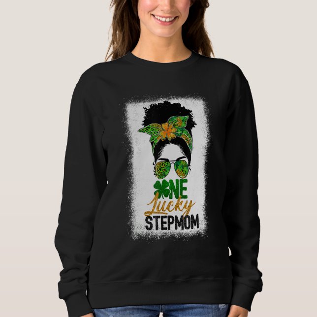 Black Womens One Lucky Stepmamma Messy Bun St Patr T Shirt (Framsida)