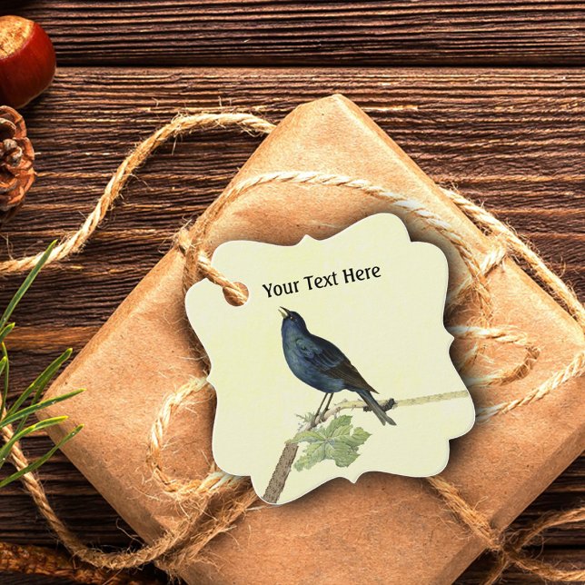 Blackbird Singing på Gren Caterpelare på Gult Gåvor Etiketter (Singing blackbird on branch with caterpillar hanging favor tag.)