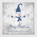 Bläcketiketter för Helgdag i Blue Cute Snögubbe Klistermärke<br><div class="desc">din helgdag baka med vänner och familj med den här Bute Cute Snögubbe Helgdag Baking Labels. Etikettdesignen har ett sött snögubbe i en hatt, scarf och handskar som är adorderade med grått och vitt snöflingor mot en grått-grinig bakgrund med ett utrymme som du kan anpassa med ditt eget Julhälsningar och...</div>