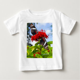 Bläckfiskfjärilar med rödblommor t shirt