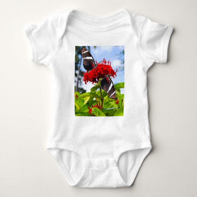 Bläckfiskfjärilar med rödblommor t shirt (Framsida)