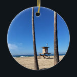 Blackies, Newport Beach, Kalifornien Julgransprydnad Keramik<br><div class="desc">Visa berömdens surfa "Blackies" från parkeringsplatsen i Newport Beach,  Kalifornien. Skyddet Torn 22 mellan 2 handflatan träd. 1953 öppnade William "Blackie" Blackstock pub,  Blackies by the Sea. Sedan dess har lokalbefolkningen kallat denna strand "Blackies",  och det är en populär surfa för långvandrare och nybörjare. Foto taget i november 2022.</div>