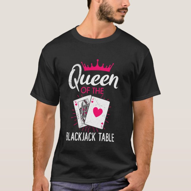 Blackjack QUEEN PÅ BLACKJACK BORD Funny Black T Shirt (Framsida)