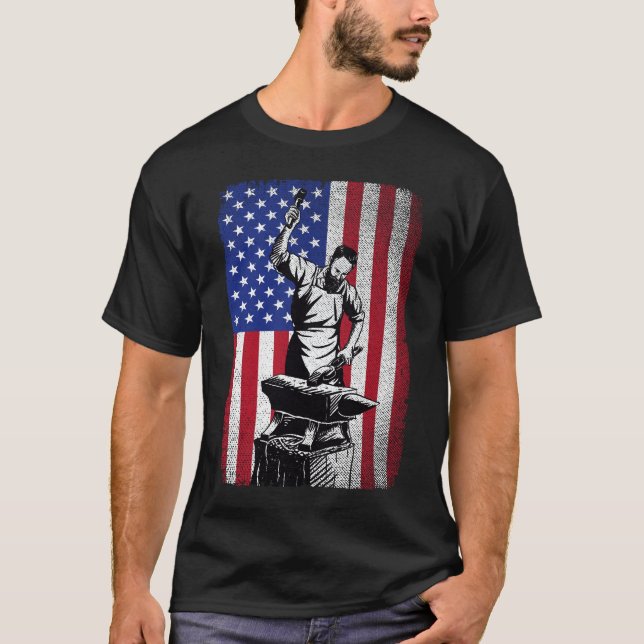 Blacksmith Forging USA American Flagga T Shirt (Framsida)