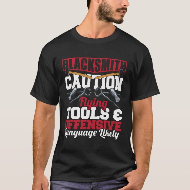 Blacksmith Försiktighet Flygande Verktyg Forge Bla T Shirt (Framsida)