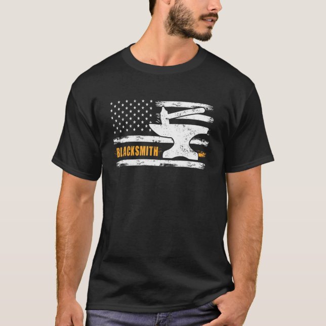 Blacksmith Hammer Anvil Flagga Knivar Maker Steel  T Shirt (Framsida)