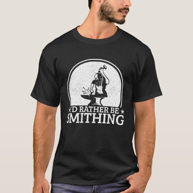 Blacksmithing I´d Rather Be Smithing Blacksmith T Shirt (Framsida)