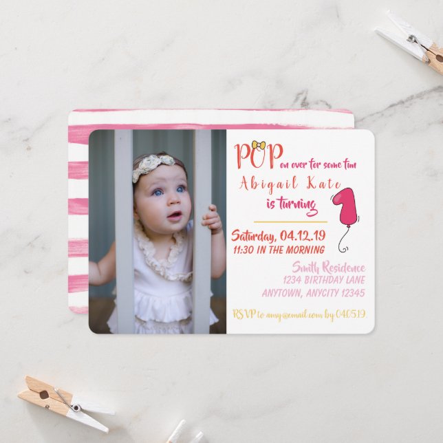 Blad och ballonger som omfattas av första fotots R Inbjudningar (Fram/Back In Situ)