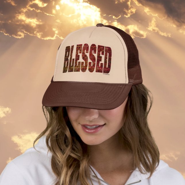 Blad Truckerkeps - Faux Foil-bekräftelse (Woman wearing tan/brown Trucker Hat that says Blessed in Faux Mettalic Letters, Rays of Light in Sky)