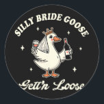 Bläddra för att dricka Fånig med Bröllop Runt Klistermärke<br><div class="desc">Bride Goose Gettin'Loose,  som ska dricka Fåniget Bröllop</div>