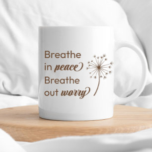 Bläddra i freden genom att andas andlig inspiratio kaffemugg
