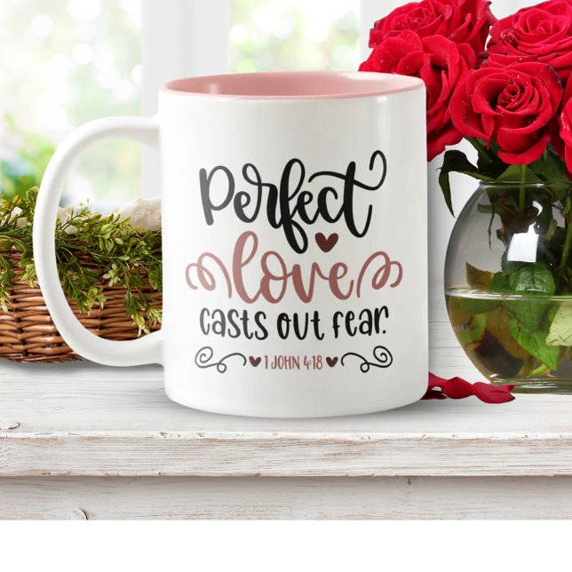 Bläddra ✝️ Kärlek-katestrar i Perfekt är rädd Två-Tonad Mugg (Perfect Love | Casts Out Fear Bible Verse Gift Two-Tone Coffee Mug)