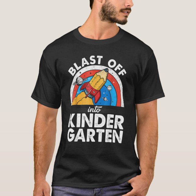 Bläddra till Kindergarten Rocket Pencil Första Da T Shirt (Framsida)