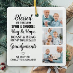 Bladmorföräldrar Personlig 3 Fotokollage Julgransprydnad Keramik<br><div class="desc">Fira dina morföräldrar med en anpassningsbar fotokollage ornament. Detta unika citat: "morföräldrar" är perfektens gåva, oavsett om det är en födelsedag, morföräldrar eller jul. Vi hoppas att din speciella keepsaké-fotomorföräldrars gåva blir en uppskattad keepy i flera år för komen. . Offert " Välsignat är de som Spoil & Snuggle, Hug...</div>