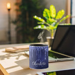Blådroppsskript namn monogram initialer glitter mugg<br><div class="desc">Ett giggt och trendig monogrammat mugg. En chic marin blå bakgrund som dekoreras med faux glitter drops,  färgdroppstift. Den blå färg är ojämn. Anpassa och lägga till namn och monogram initialer. Blått och vitt färgad brev. Namn är skrivet med ett modernt handskript i stil.</div>
