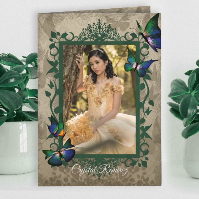Bladvin, fjärilar Quinceanera-inbjudan Kort (Vintage beige and hunter green butterflies quinceanera invitation, decorative ornate vines border)