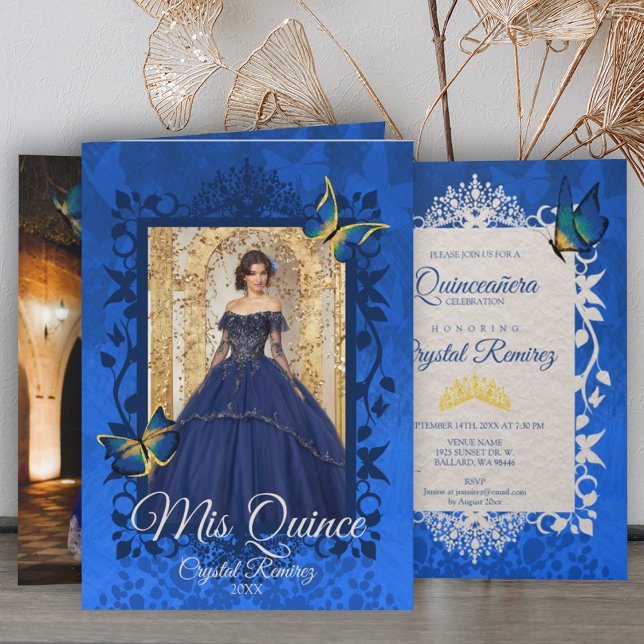Blåfaldig inbjudan till Quinceanera-fjäril (blue gold quinceanera invitation blue edge frame around invitation vines leaves fancy ornate)
