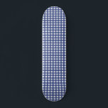 Blåfärgad Gingham Skateboard<br><div class="desc">Stil är lika klassiskt som ditt A-spel och den här leksaken har en roligt blå gingham-design med vattenfärg.</div>