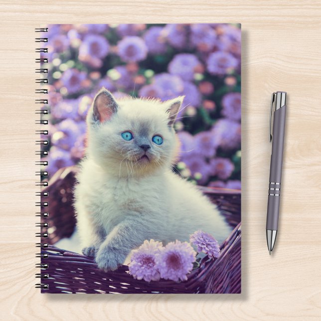 Blåfärgad kattunge Baby-katt i Basket Lilac Flower Anteckningsbok (Skapare uppladdad)
