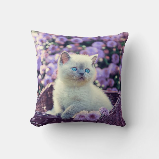 Blåfärgad kattunge i Basket med Lilac Flowers Kudde (Framsida)
