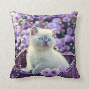 Blåfärgad kattunge i Basket med Lilac Flowers Kudde