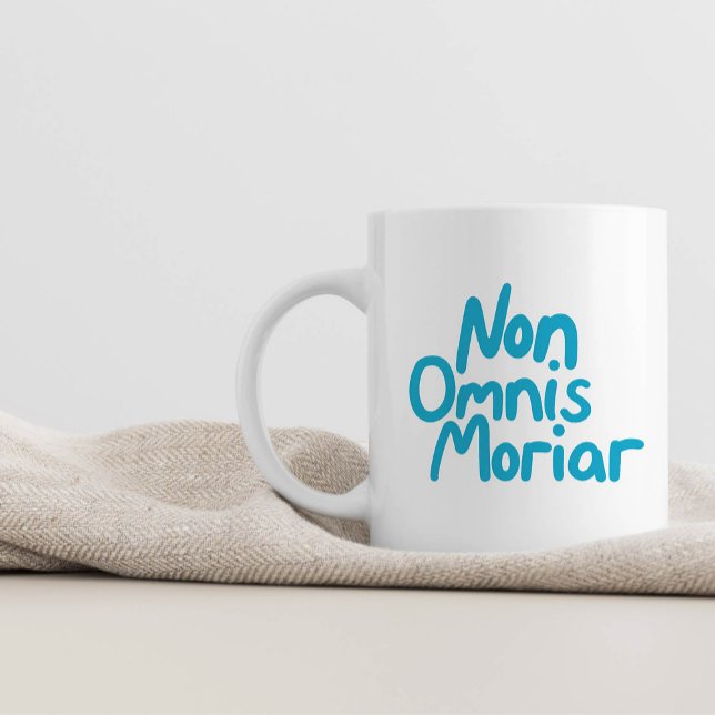 Blåfärgad latinska citattecken med latinska bokstä kaffemugg (Skapare uppladdad)