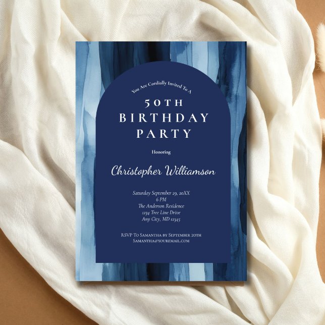 Blåfärgad Manar Modern Arch 50:e födelsedag Inbjudningar (Blue Abstract Modern Watercolor 50th Birthday invitation for him. Printed or Digital)