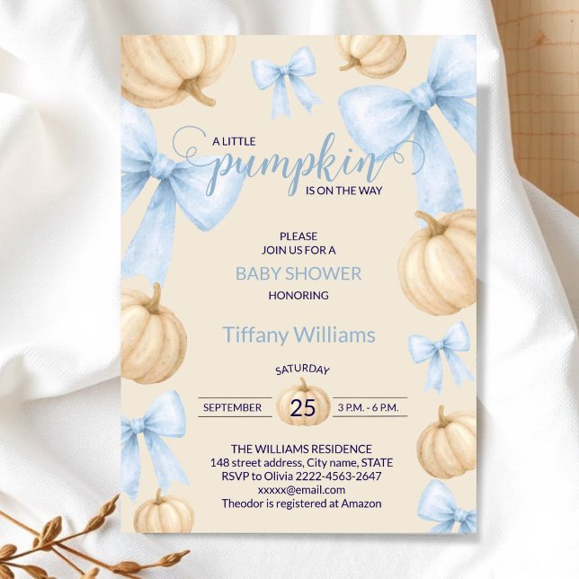 Blåfärgad pastellfärgad vattenfärg Pumpkin-armband Inbjudningar (Little Pumpkin Baby Shower Invitation Boy | delicate Blue Bow Fall Theme)