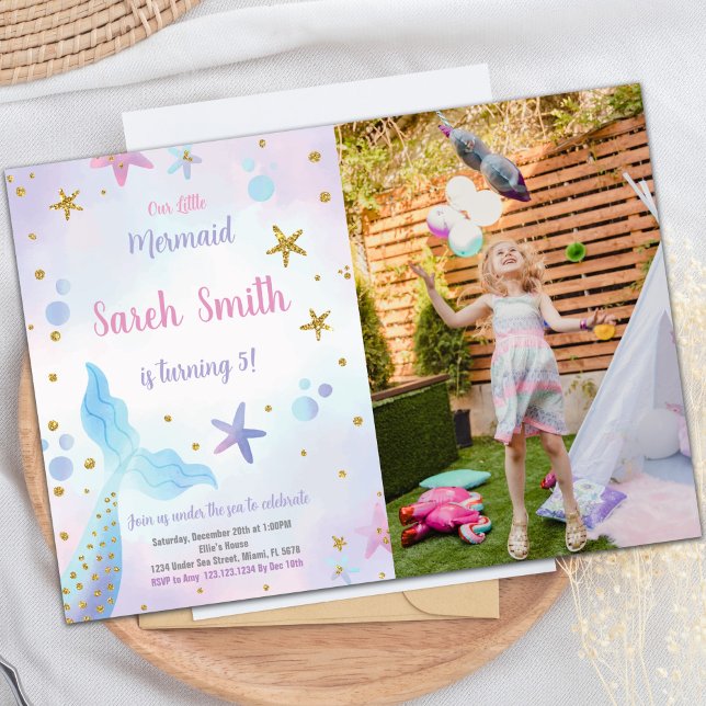 Blåfärgad Sjöjungfru-födelsedagsinbjudan med foto Inbjudningar (Blue Mermaid Birthday Invitations with photo)