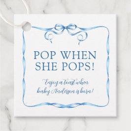 Blåfärgad vattenfärgspets när hon hoppar gåvor etiketter