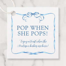 Blåfärgad vattenfärgspets när hon hoppar gåvor etiketter