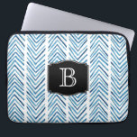 Blåfärgade Chevrons Mönster med Monogram Laptop Sleeve<br><div class="desc">Den här blå och vita designen har ett personlig monogram som du kan redigera med din ursprungliga eller andra önskade mönster.</div>