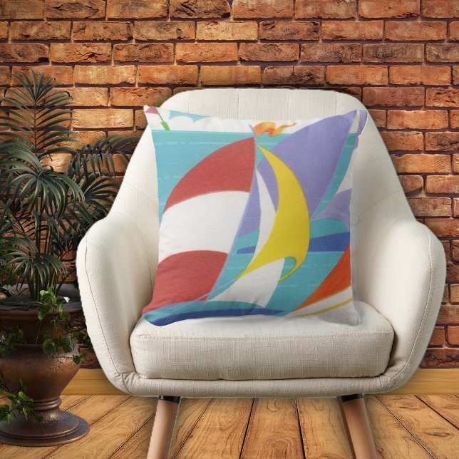 Blåfärgade segelbåtar Flaggor Blue Vatten Kudde (Bright colourful abstract sailboats in lake on home decor pillow.)