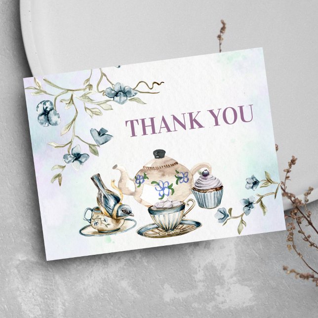Blåfärgat blommigt te party tack för lilan vykort (Tea party thank you card vintage tea pot cup little bird flowers pastel lilac blue theme )