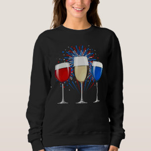 Blåfärgat vin-glasrödvitt och blått fyrverkeri t shirt