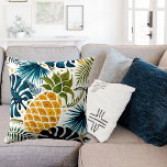 Blåfenad ananas (blått handflatan) löv bladvita kudde<br><div class="desc">En stor gyllene ananas på en blå och grönt färgad handflatan träd lämnar löv mönster. Vit bakgrund.</div>