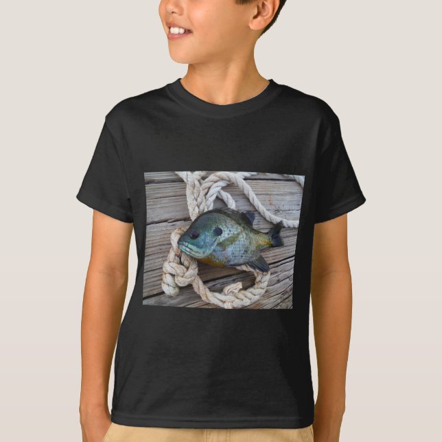 Blåfisk på kaj och rep tee shirt (Framsida)