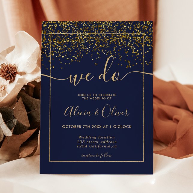 Blåfoto av chic guld bröllop inbjudningar (Chic gold foil navy blue photo initials wedding invitation)
