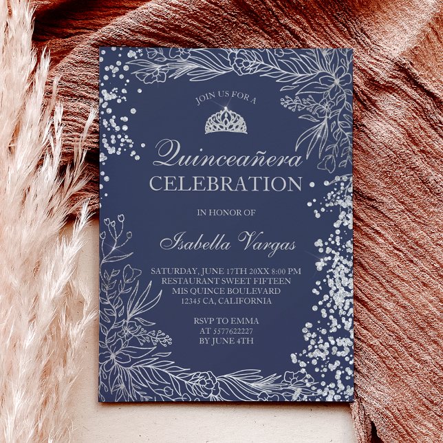 Blåfoto av silver blommigt Tiara Quinceañera Inbjudningar (Silver floral navy blue photo Tiara Quinceañera Invitation)