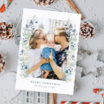 Blåfoto för Vinter-Blommigt Ram Dusty Blue Julkort<br><div class="desc">Vi presenterar vårt vackra helgdag-kort med en mjuk dammblå vattenfärgsdesign i blommigt ram med blå julbär! Det här vackra kortet är perfekten för att skicka varmt helgdag till dina kära. Kortet har ett fotoutrymme som gör att du kan lägga till ett foto från din favoritfamilj och anpassa ditt kort ännu...</div>