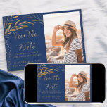 Blåfoto guld Löv och Royal av kalligrafi Spara Datumet<br><div class="desc">Elegant Guld Löv och Royal Blue Spara datumet med ett eget foto- och ornatat kalligrafi. Mallen är konfigurerad så att du kan överföra en bild i kvitten och anpassa den med ditt firande-datum. Konstruktionen har en bra som ritas av löv och fast blad från guld löv med konfetti. Bläddra i...</div>